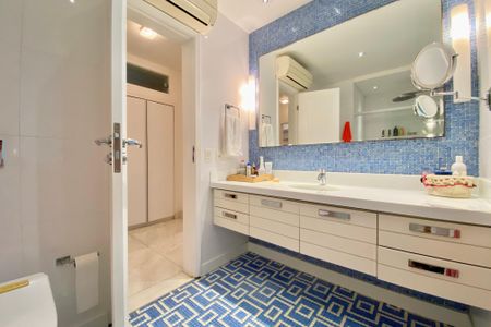 Apartamento à venda com 261m², 4 quartos e 2 vagas Apartamento à venda com 261m², 4 quartos e 2 vagasBanheiro social