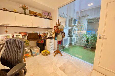 Apartamento à venda com 261m², 4 quartos e 2 vagas Apartamento à venda com 261m², 4 quartos e 2 vagasQuarto 1