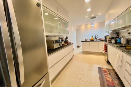 Apartamento à venda com 261m², 4 quartos e 2 vagas Apartamento à venda com 261m², 4 quartos e 2 vagasCozinha