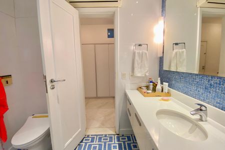 Apartamento à venda com 261m², 4 quartos e 2 vagas Apartamento à venda com 261m², 4 quartos e 2 vagasBanheiro social