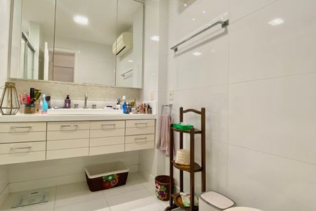 Apartamento à venda com 261m², 4 quartos e 2 vagas Apartamento à venda com 261m², 4 quartos e 2 vagasBanheiro da Suíte