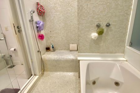 Apartamento à venda com 261m², 4 quartos e 2 vagas Apartamento à venda com 261m², 4 quartos e 2 vagasBanheiro da Suíte