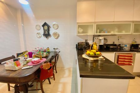 Apartamento à venda com 261m², 4 quartos e 2 vagas Apartamento à venda com 261m², 4 quartos e 2 vagasCozinha