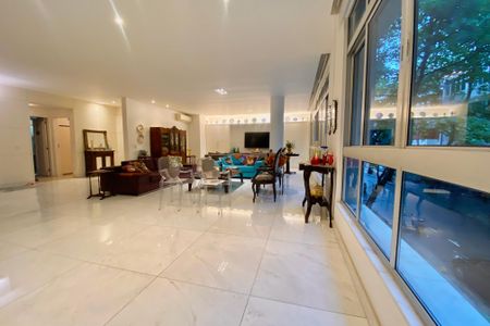 Apartamento à venda com 261m², 4 quartos e 2 vagas Apartamento à venda com 261m², 4 quartos e 2 vagasSala