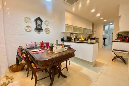 Apartamento à venda com 261m², 4 quartos e 2 vagas Apartamento à venda com 261m², 4 quartos e 2 vagasCozinha