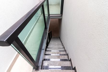 Casa à venda com 168m², 3 quartos e 4 vagas Casa à venda com 168m², 3 quartos e 4 vagasCorredor Lateral - Escada