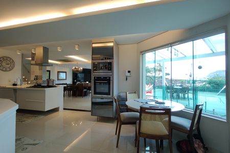 Casa de condomínio à venda com 441m², 3 quartos e 2 vagasCozinha - Armários