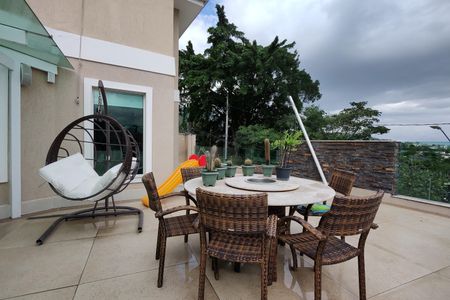 Casa de condomínio à venda com 441m², 3 quartos e 2 vagasQuintal