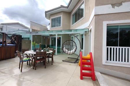 Casa de condomínio à venda com 441m², 3 quartos e 2 vagasFachada