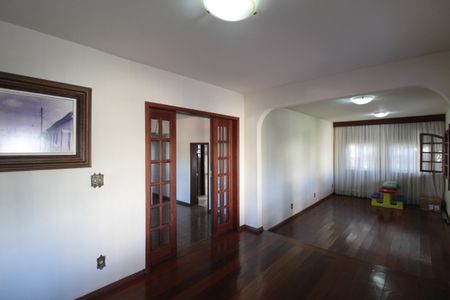 Casa à venda com 830m², 4 quartos e 4 vagasSala