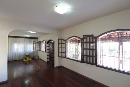 Casa à venda com 830m², 4 quartos e 4 vagasSala