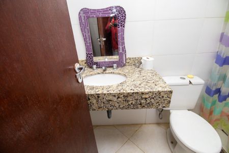 Casa de condomínio à venda com 260m², 3 quartos e 2 vagas Casa de condomínio à venda com 260m², 3 quartos e 2 vagasBanheiro de serviço