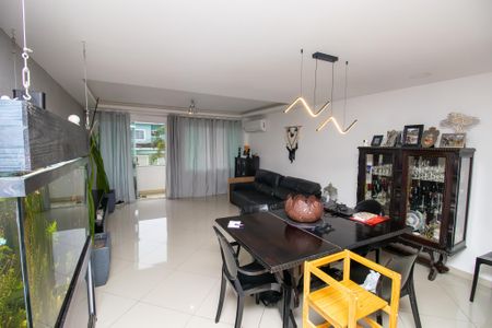 Casa de condomínio à venda com 260m², 3 quartos e 2 vagas Casa de condomínio à venda com 260m², 3 quartos e 2 vagasSala