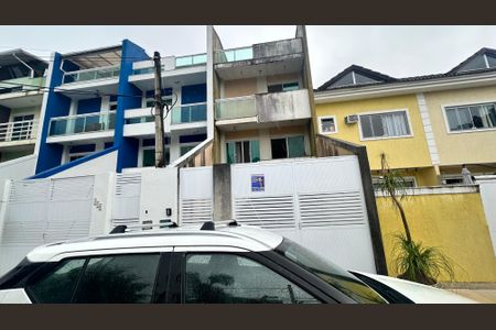Casa de condomínio à venda com 260m², 3 quartos e 2 vagas Casa de condomínio à venda com 260m², 3 quartos e 2 vagasFachada Plaquinha