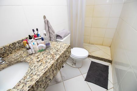 Casa de condomínio à venda com 260m², 3 quartos e 2 vagas Casa de condomínio à venda com 260m², 3 quartos e 2 vagasBanheiro Suíte