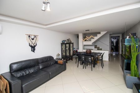 Casa de condomínio à venda com 260m², 3 quartos e 2 vagas Casa de condomínio à venda com 260m², 3 quartos e 2 vagasSala
