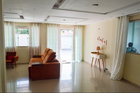 Casa de condomínio à venda com 225m², 3 quartos e 6 vagasSala