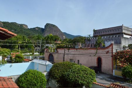 Casa de condomínio à venda com 225m², 3 quartos e 6 vagasVista da Varanda 