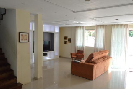 Casa de condomínio à venda com 225m², 3 quartos e 6 vagasSala