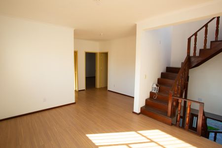 Casa à venda com 294m², 4 quartos e 2 vagas Casa à venda com 294m², 4 quartos e 2 vagasSala do segundo piso