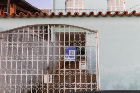 Casa à venda com 350m², 5 quartos e 8 vagasFachada + Plaquinha