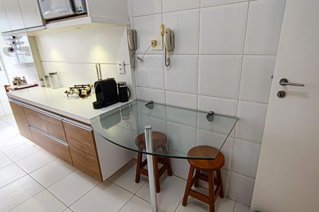 Apartamento à venda com 129m², 4 quartos e 2 vagas Apartamento à venda com 129m², 4 quartos e 2 vagasCozinha e Área de Serviço