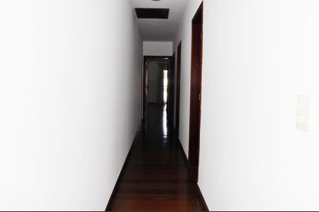 Casa à venda com 203m², 4 quartos e 5 vagas Casa à venda com 203m², 4 quartos e 5 vagasCorredor