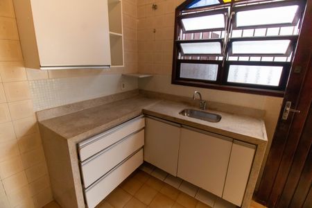 Casa à venda com 135m², 4 quartos e 2 vagas Casa à venda com 135m², 4 quartos e 2 vagasCozinha