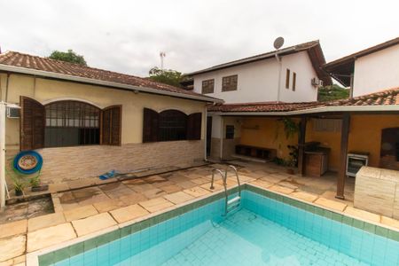 Casa à venda com 135m², 4 quartos e 2 vagas Casa à venda com 135m², 4 quartos e 2 vagasÁrea externa