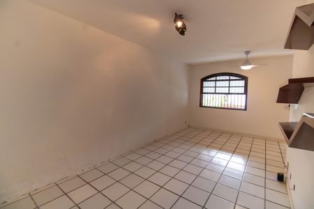 Casa à venda com 135m², 4 quartos e 2 vagas Casa à venda com 135m², 4 quartos e 2 vagasSala