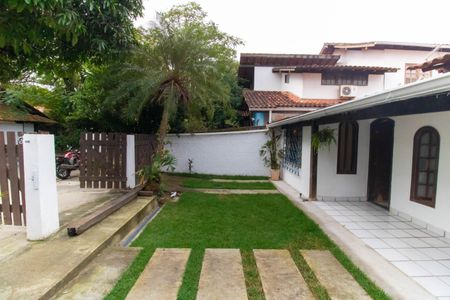 Casa à venda com 135m², 4 quartos e 2 vagas Casa à venda com 135m², 4 quartos e 2 vagasÁrea externa