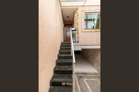 Casa à venda com 111m², 3 quartos e 4 vagas Casa à venda com 111m², 3 quartos e 4 vagasEscada