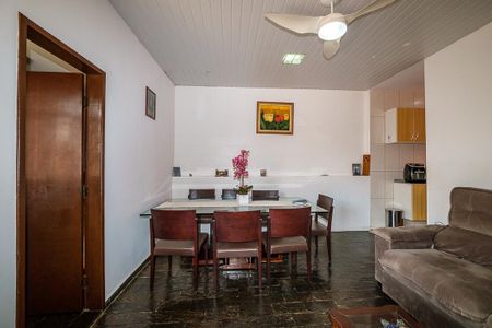 Casa à venda com 430m², 4 quartos e 2 vagas Casa à venda com 430m², 4 quartos e 2 vagasSala