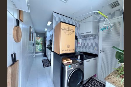 Apartamento à venda com 123m², 3 quartos e 2 vagas Apartamento à venda com 123m², 3 quartos e 2 vagasCozinha e Área de Serviço