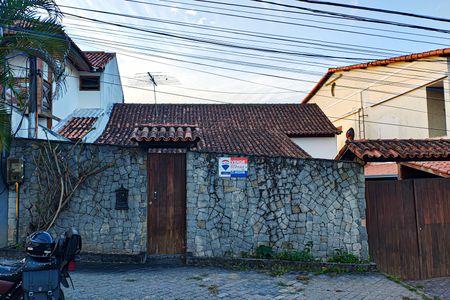 Casa de condomínio para alugar com 300m², 3 quartos e 2 vagas Casa de condomínio para alugar com 300m², 3 quartos e 2 vagasFachada