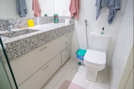 Apartamento à venda com 105m², 2 quartos e 2 vagas Apartamento à venda com 105m², 2 quartos e 2 vagasBanheiro da Suíte