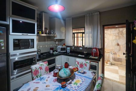 Casa à venda com 337m², 4 quartos e 7 vagasCozinha