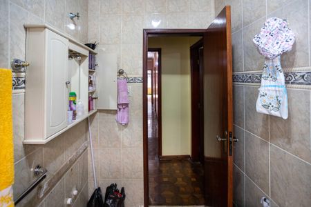 Casa à venda com 337m², 4 quartos e 7 vagasBanheiro 2