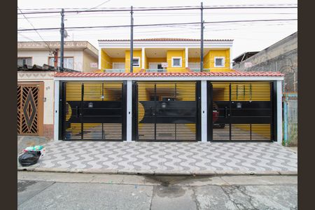 Casa à venda com 130m², 3 quartos e 2 vagas Casa à venda com 130m², 3 quartos e 2 vagasFachada