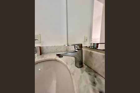 Apartamento à venda com 130m², 3 quartos e 2 vagas Apartamento à venda com 130m², 3 quartos e 2 vagasBanheiro Suíte 2