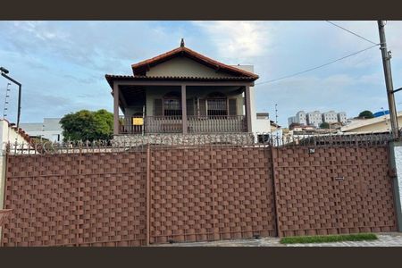 Casa à venda com 250m², 3 quartos e 6 vagas