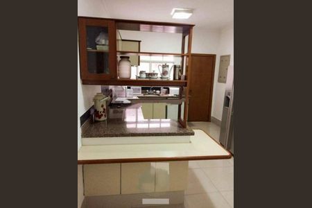 Casa à venda com 230m², 3 quartos e 4 vagas