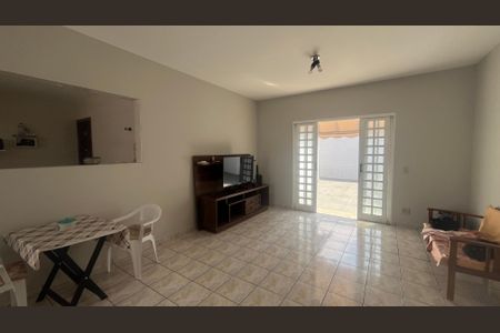 Casa à venda com 168m², 5 quartos e 2 vagas Casa à venda com 168m², 5 quartos e 2 vagasSala 2