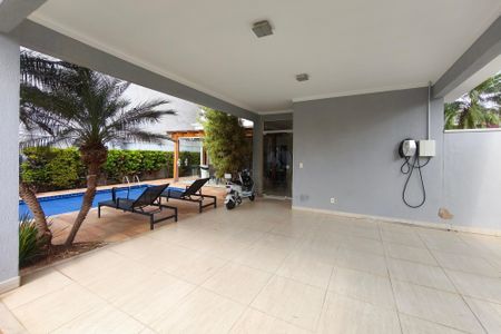 Casa de condomínio à venda com 262m², 4 quartos e 4 vagasQuintal