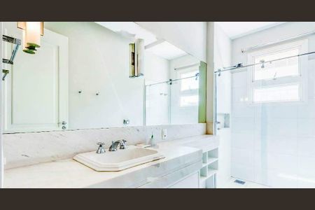 Casa de condomínio à venda com 552m², 4 quartos e 6 vagas