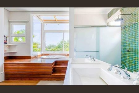 Casa de condomínio à venda com 552m², 4 quartos e 6 vagas