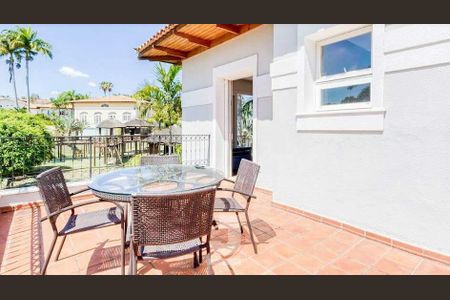 Casa de condomínio à venda com 552m², 4 quartos e 6 vagas