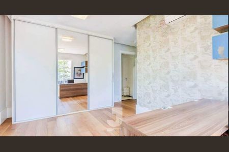 Casa de condomínio à venda com 552m², 4 quartos e 6 vagas