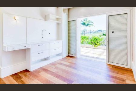 Casa de condomínio à venda com 552m², 4 quartos e 6 vagas