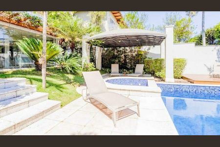 Casa de condomínio à venda com 552m², 4 quartos e 6 vagas